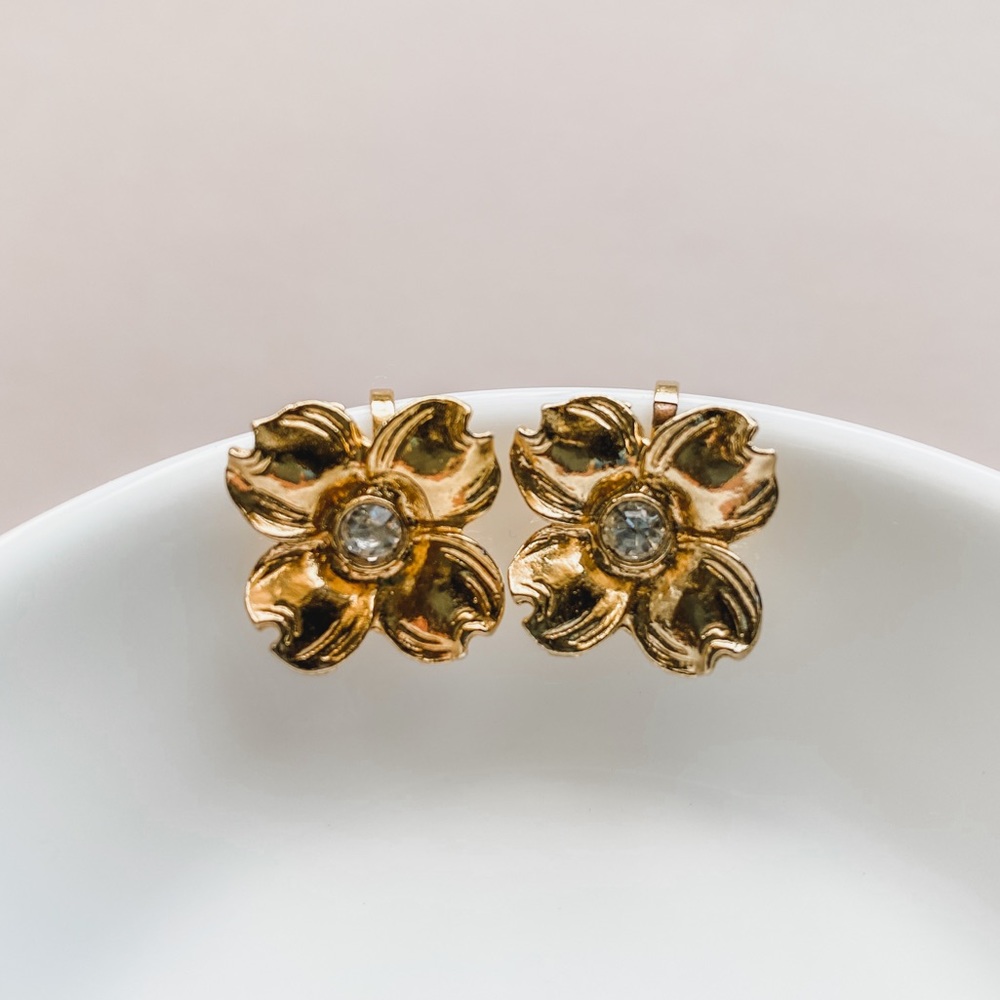 Vintage Golden Flower Clip On Earrings - Picture 3 of 7